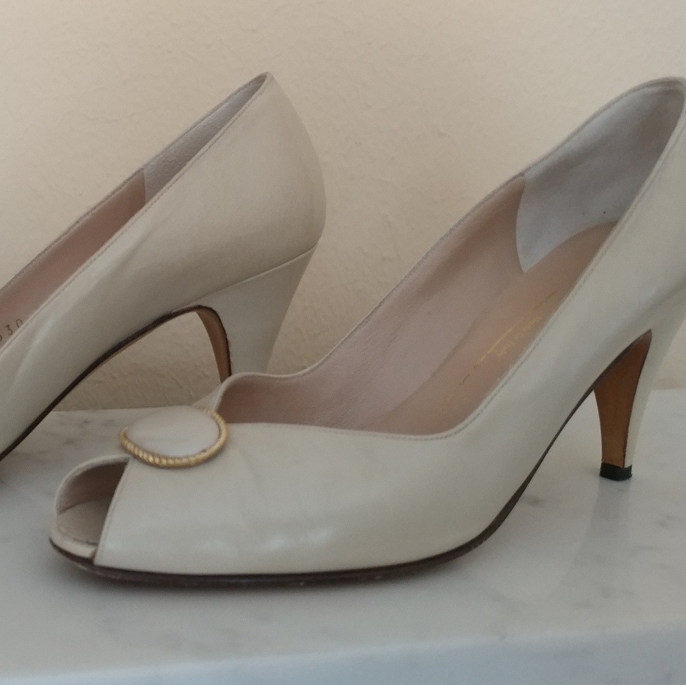 Bruno Magli Vintage Ivory Cream Pumps